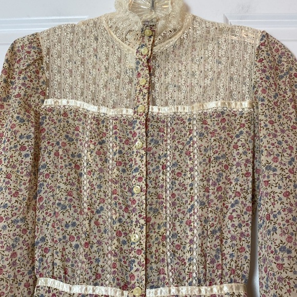 Vintage Cottage Core Gunne Sax Ditsy Floral and Lace Prairie Maxi Dress - Picture 5 of 17